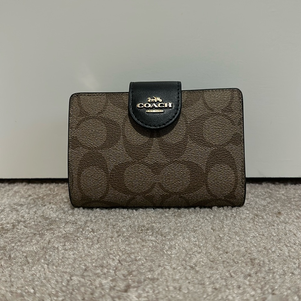 Medium Corner Zip Wallet In Signature Canvas